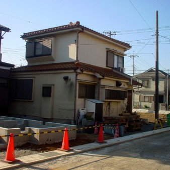 ２：既存建物　道路側から見る。